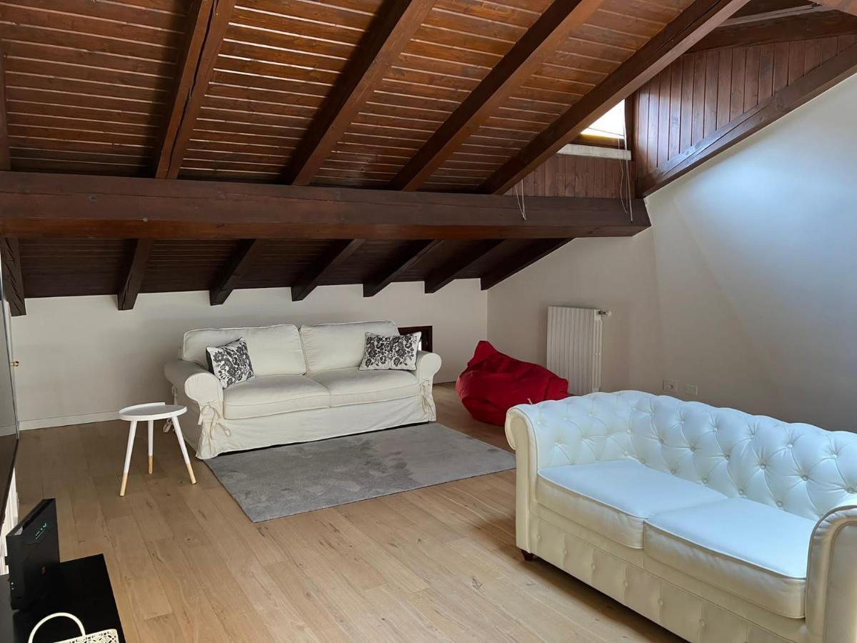 Il Salotto Sul Rio Apartment มานโตวา ภายนอก รูปภาพ