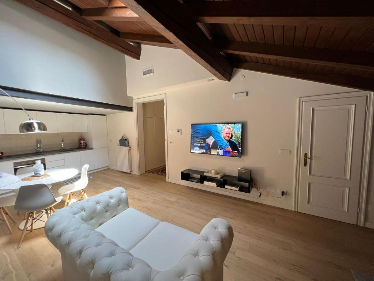 Il Salotto Sul Rio Apartment มานโตวา ภายนอก รูปภาพ