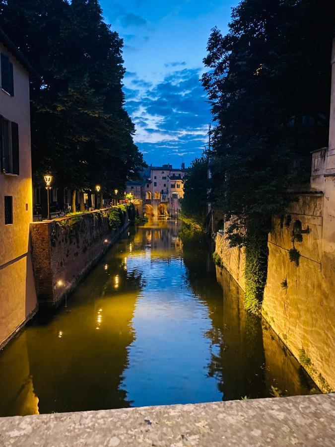 Il Salotto Sul Rio Apartment มานโตวา ภายนอก รูปภาพ