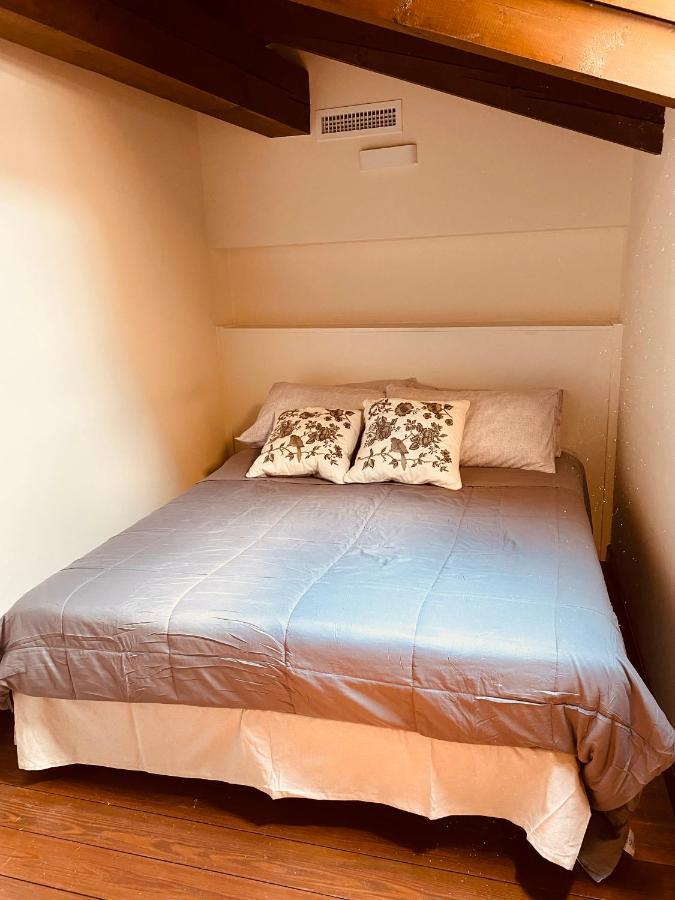 Il Salotto Sul Rio Apartment มานโตวา ภายนอก รูปภาพ