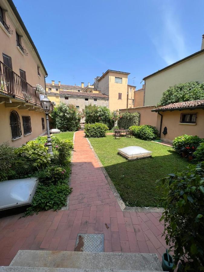 Il Salotto Sul Rio Apartment มานโตวา ภายนอก รูปภาพ